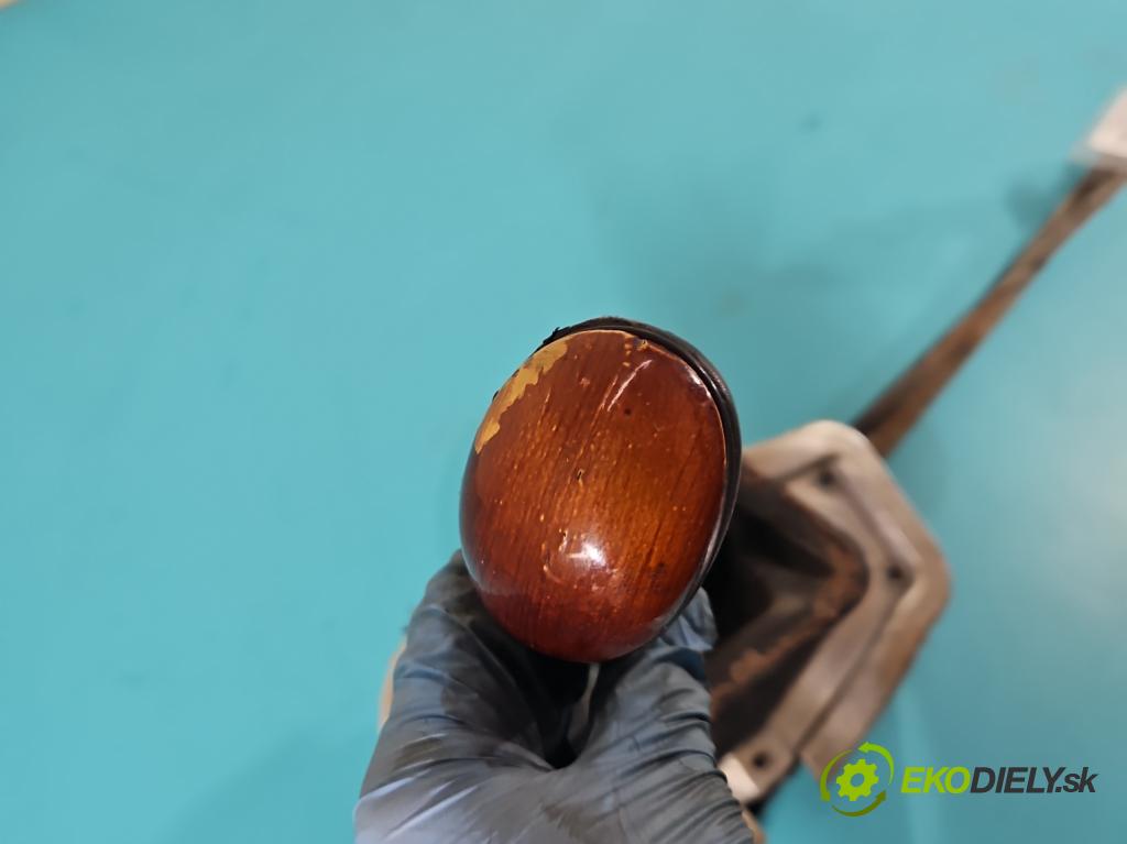 Peugeot 305 1.5 karburátor: 68 HP manual 50 kW 1472 cm3 5- Páka: Změny: stupeň,rýchlosť  (Rýchlostné páky / kulisy)