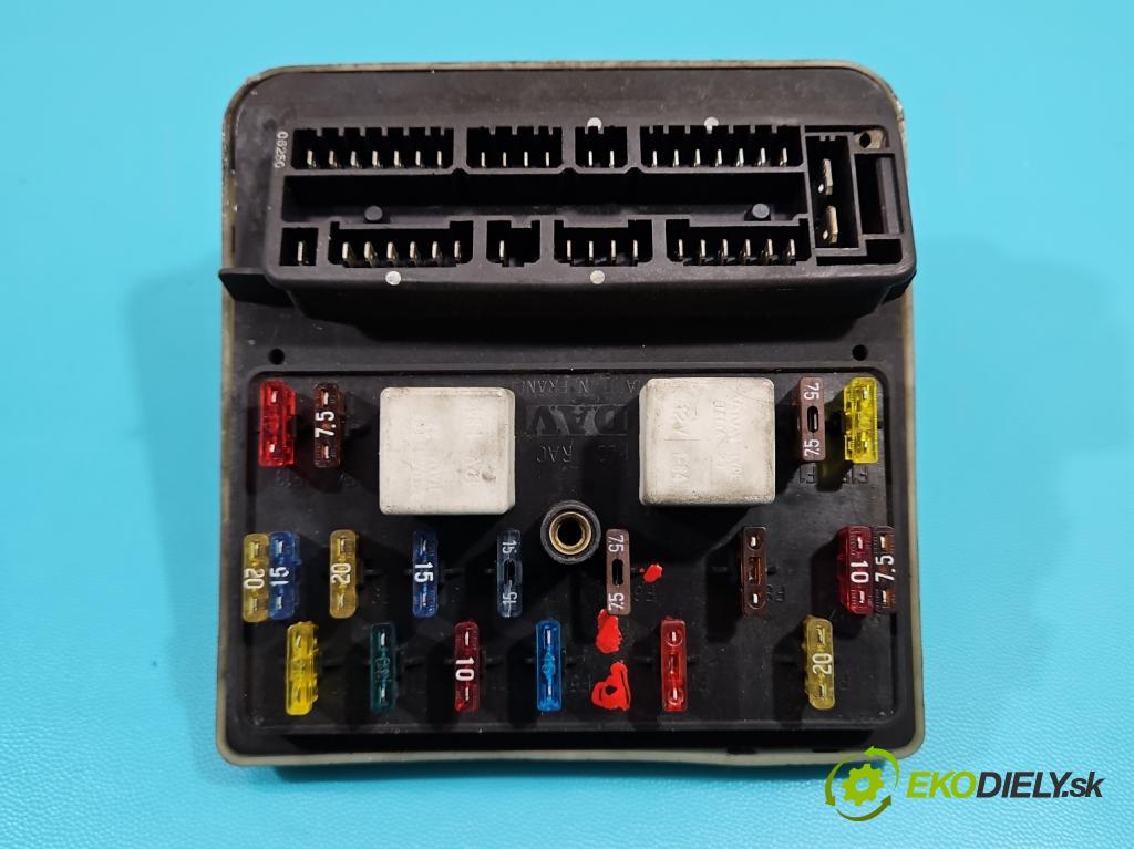 Peugeot 305 1.5 karburátor: 68 hp manual 50 kW 1472 cm3 5- skříňka pojistková  (Pojistkové skříňky)