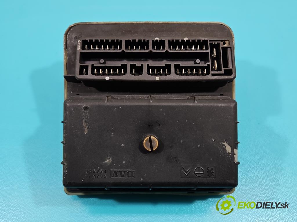 Peugeot 305 1.5 karburátor: 68 hp manual 50 kW 1472 cm3 5- skříňka pojistková  (Pojistkové skříňky)