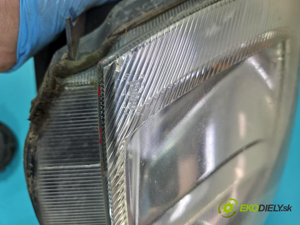 Opel Corsa C 2000-2006 1.2 16V 75 HP manual 55 kW 1199 cm3 5- Reflektor: pravý  (Pravé)