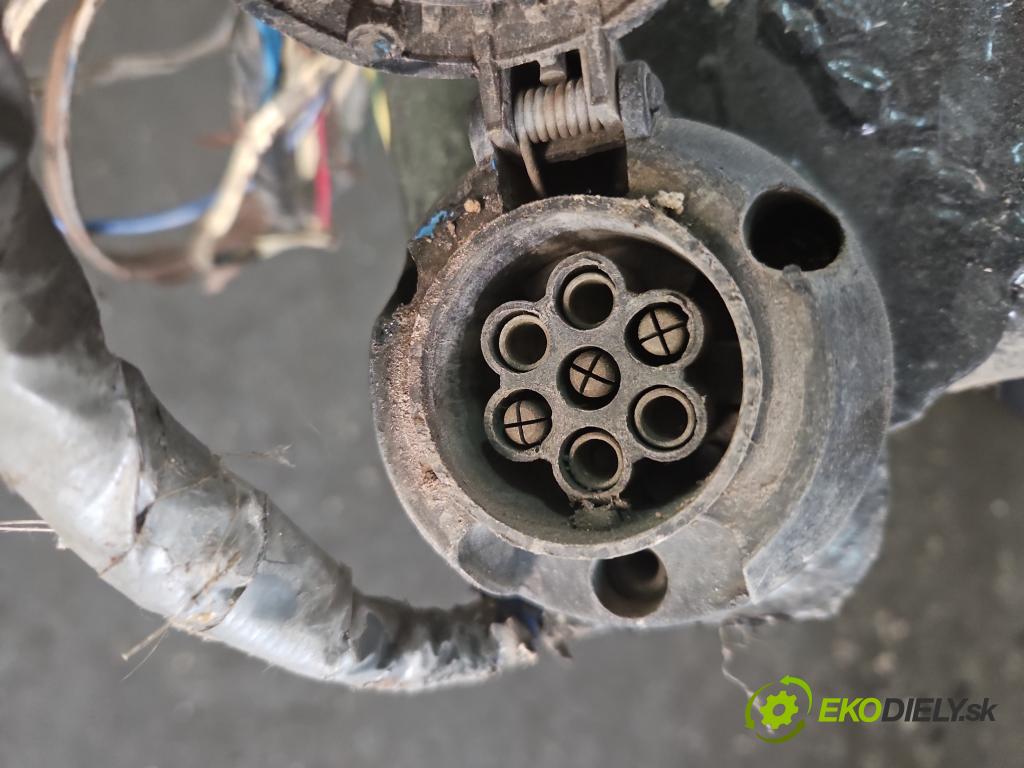 Peugeot 305 1.5 karburátor: 68 hp manual 50 kW 1472 cm3 5- oko tažné  (Tažná zařízení)