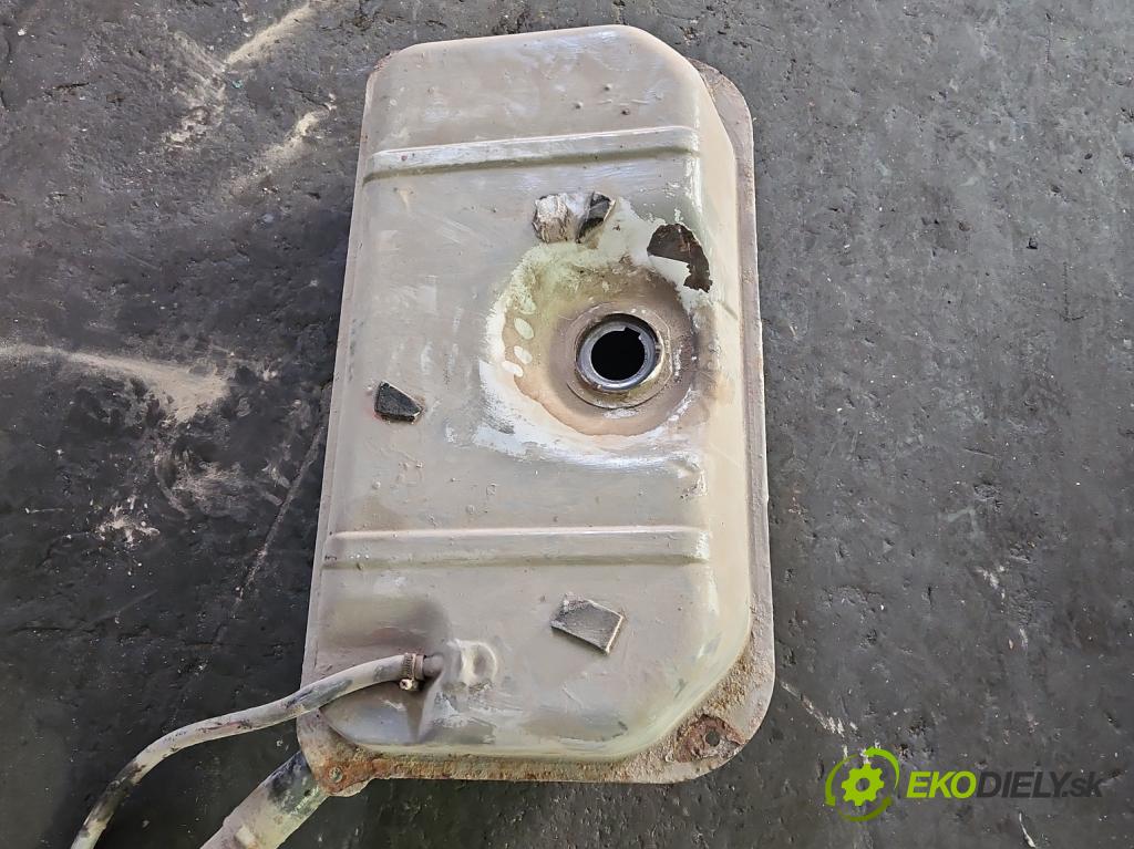 Peugeot 305 1.5 karburátor: 68 HP manual 50 kW 1472 cm3 5- Nádrž: palivo  (Nádrže)