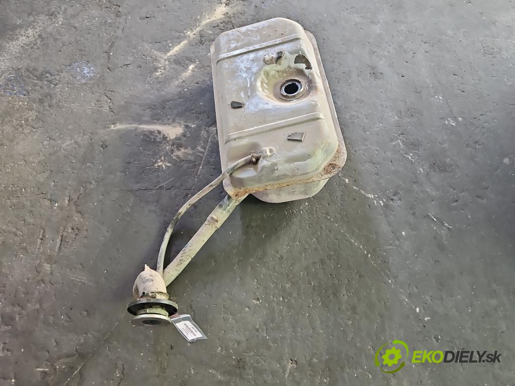 Peugeot 305 1.5 karburátor: 68 hp manual 50 kW 1472 cm3 5- Nádrž: paliva  (Nádrže)