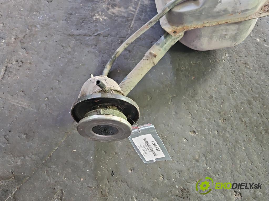 Peugeot 305 1.5 karburátor: 68 HP manual 50 kW 1472 cm3 5- Nádrž: palivo  (Nádrže)