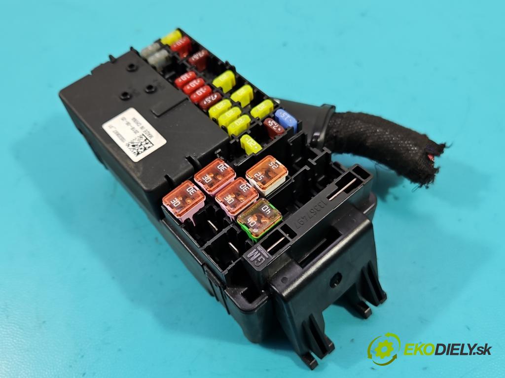 Opel Astra V  2015- 1.6 cdti 110 hp manual 81 kW 1598 cm3 5- skříňka pojistková 15533697 (Pojistkové skříňky)