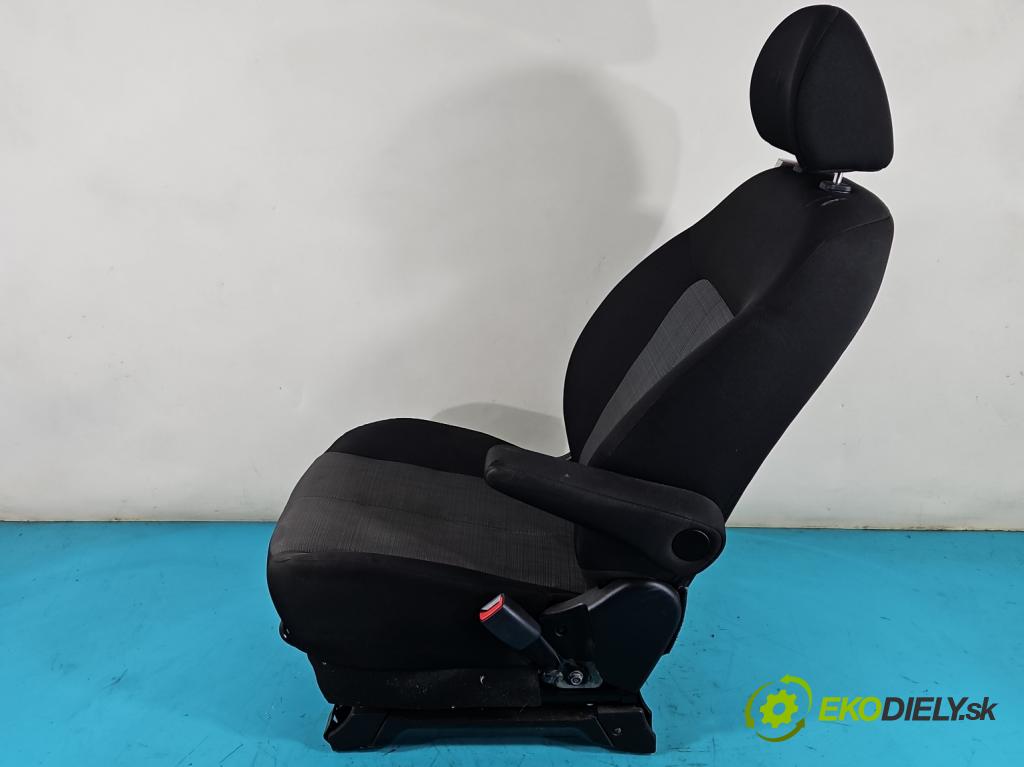 Kia Venga 1.4 16V 90 HP manual 66,2 kW 1396 cm3 5- Sedačka pravý  (Sedačky, sedadlá)