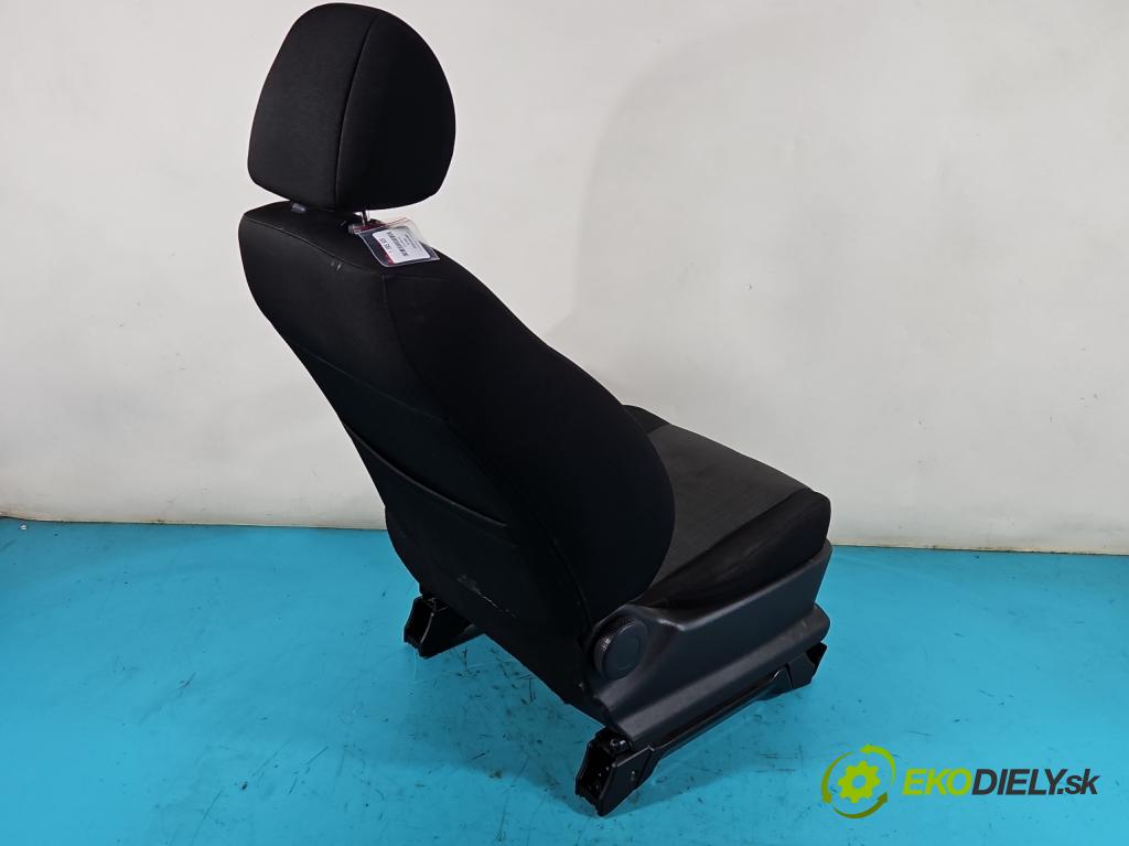 Kia Venga 1.4 16V 90 HP manual 66,2 kW 1396 cm3 5- Sedačka pravý  (Sedačky, sedadlá)