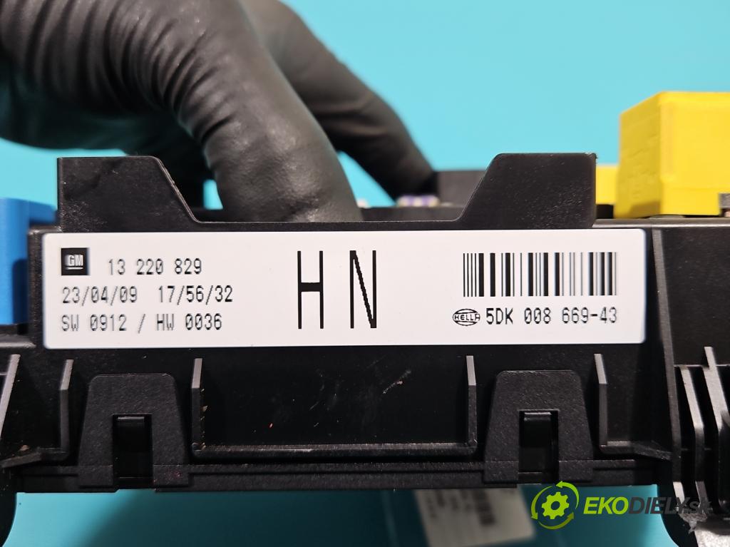 Opel Astra III 2004-2014 1.4 16V 90 hp manual 66 kW 1364 cm3 5- skříňka pojistková 13220829 (Pojistkové skříňky)