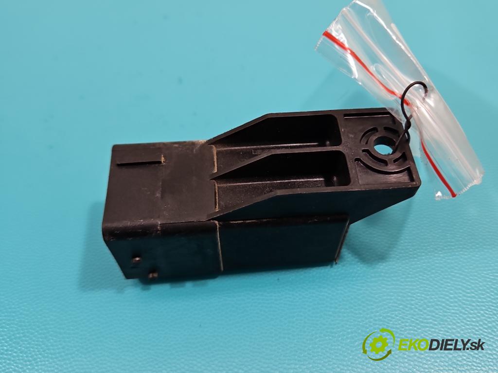 Peugeot 308 I 2007-2013 1.6 hdi 114 HP manual 84 kW 1560 cm3 5- Relé: svíčky: zařicích: 9802424080 (Relé)