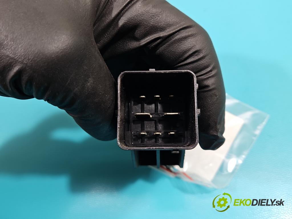 Peugeot 308 I 2007-2013 1.6 hdi 114 HP manual 84 kW 1560 cm3 5- Relé: svíčky: zařicích: 9802424080 (Relé)