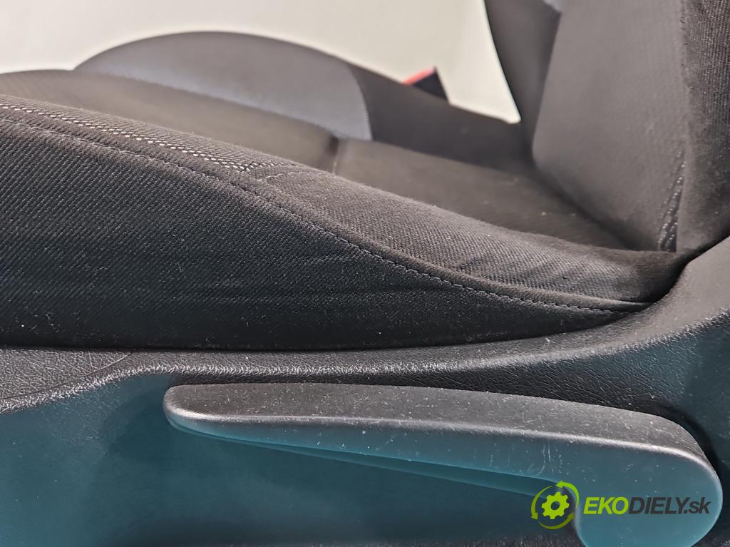 Peugeot 207 1.4 8V 73 HP manual 54 kW 1360 cm3 5- Sedačka ľavý  (Sedačky, sedadlá)