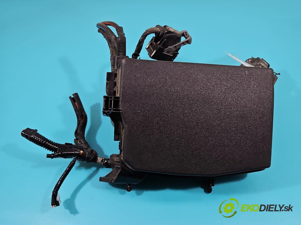 Toyota Corolla E16/E18  2013-2019 1.6 16V 132 hp manual 97 kW 1598 cm3 4- skříňka pojistková 82111F2E62 (Pojistkové skříňky)