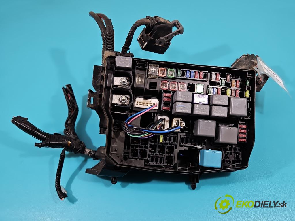 Toyota Corolla E16/E18  2013-2019 1.6 16V 132 hp manual 97 kW 1598 cm3 4- skříňka pojistková 82111F2E62 (Pojistkové skříňky)