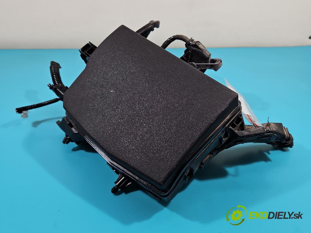 Toyota Corolla E16/E18  2013-2019 1.6 16V 132 hp manual 97 kW 1598 cm3 4- skříňka pojistková 82111F2E62 (Pojistkové skříňky)