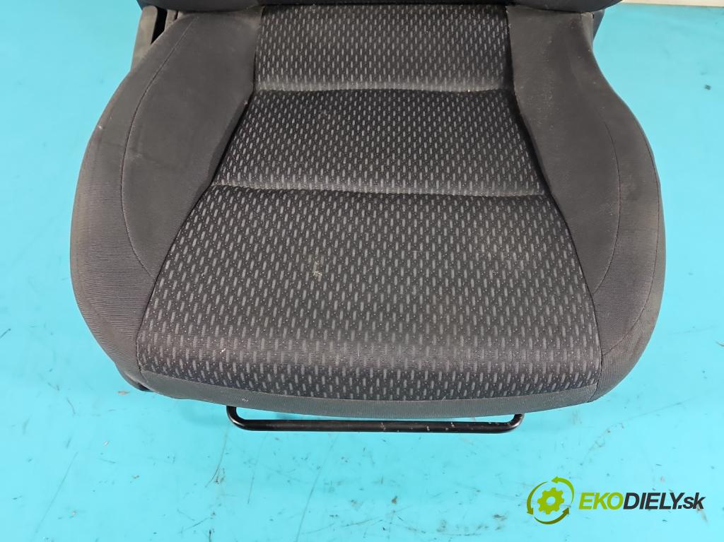 Toyota Corolla E16/E18  2013-2019 1.6 16V 132  HP manual 97 kW 1598 cm3 4- Sedačka pravý  (Sedačky, sedadlá)