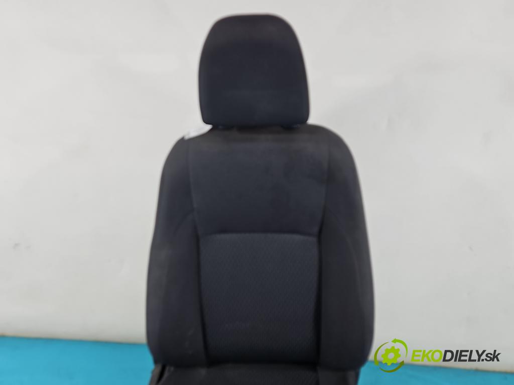 Toyota Corolla E16/E18  2013-2019 1.6 16V 132  HP manual 97 kW 1598 cm3 4- Sedačka pravý  (Sedačky, sedadlá)