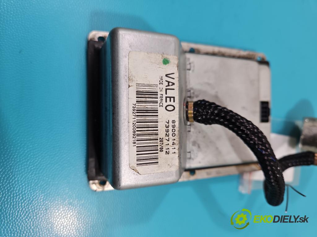 Peugeot 607 3.0 v6 207 HP manual 152 kW 2946 cm3 4- střídač: xenon 73927112 (Riadiace jednotky xenónu)