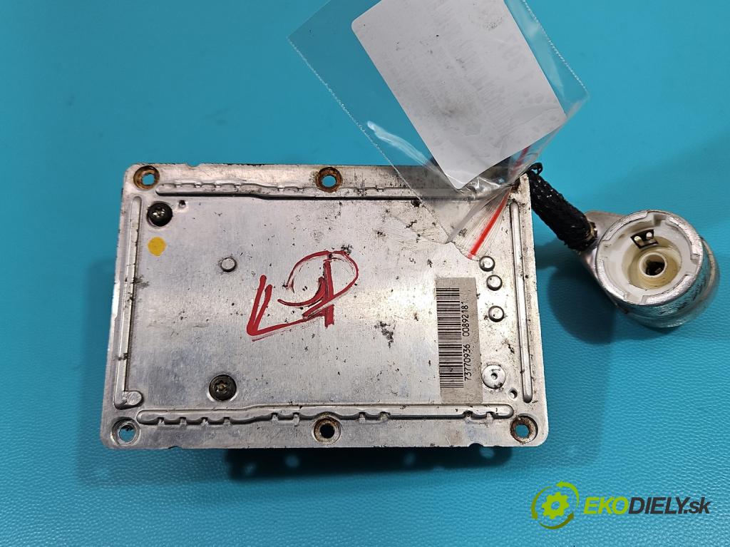 Peugeot 607 3.0 v6 207 HP manual 152 kW 2946 cm3 4- střídač: xenon 73927112 (Riadiace jednotky xenónu)