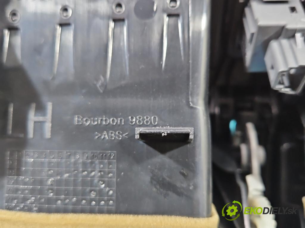 Toyota Avensis III T27 2009-2018 2.0 16V 152KM automatic 112 kW 1987 cm3 5- Mřížka: kúrenia stredová 55670-05160 (Mriežky kúrenia (fukáre))