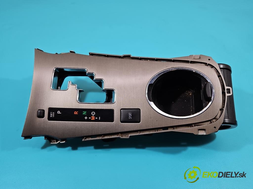 Toyota Avensis III T27 2009-2018 2.0 16V 152KM automatic 112 kW 1987 cm3 5- Rukojeť: na nápoje: 55625-05020 (Úchyty, držiaky na nápoje)