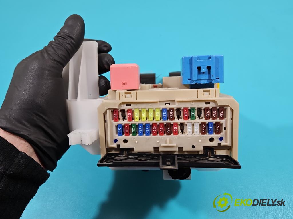 Toyota Avensis III T27 2009-2018 2.0 16V 152KM automatic 112 kW 1987 cm3 5- skříňka pojistková 82730-05690-A (Pojistkové skříňky)