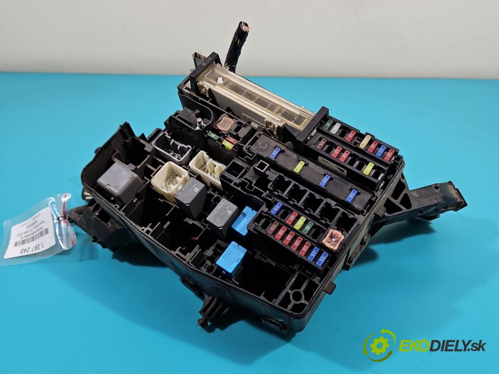 Toyota Avensis III T27 2009-2018 2.0 16V 152KM automatic 112 kW 1987 cm3 5- skříňka pojistková 82111-05M50ET (Pojistkové skříňky)