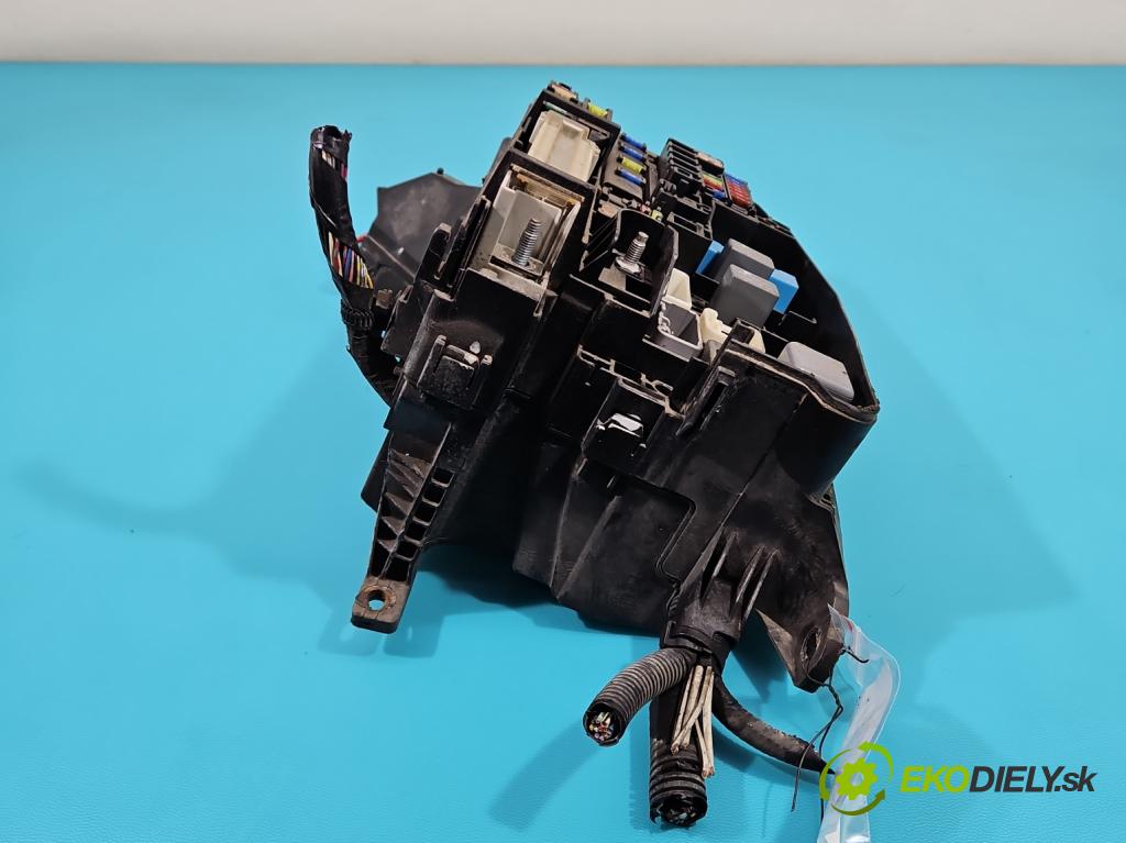 Toyota Avensis III T27 2009-2018 2.0 16V 152KM automatic 112 kW 1987 cm3 5- skříňka pojistková 82111-05M50ET (Pojistkové skříňky)