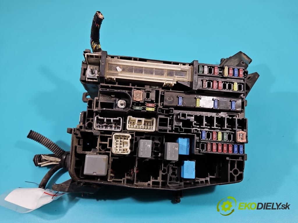 Toyota Avensis III T27 2009-2018 2.0 16V 152KM automatic 112 kW 1987 cm3 5- skříňka pojistková 82111-05M50ET (Pojistkové skříňky)