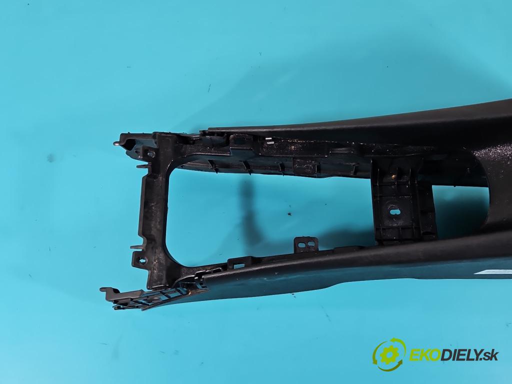 Toyota Avensis III T27 2009-2018 2.0 16V 152KM automatic 112 kW 1987 cm3 5- operadlo 58911-05090 (Lakťové opierky)