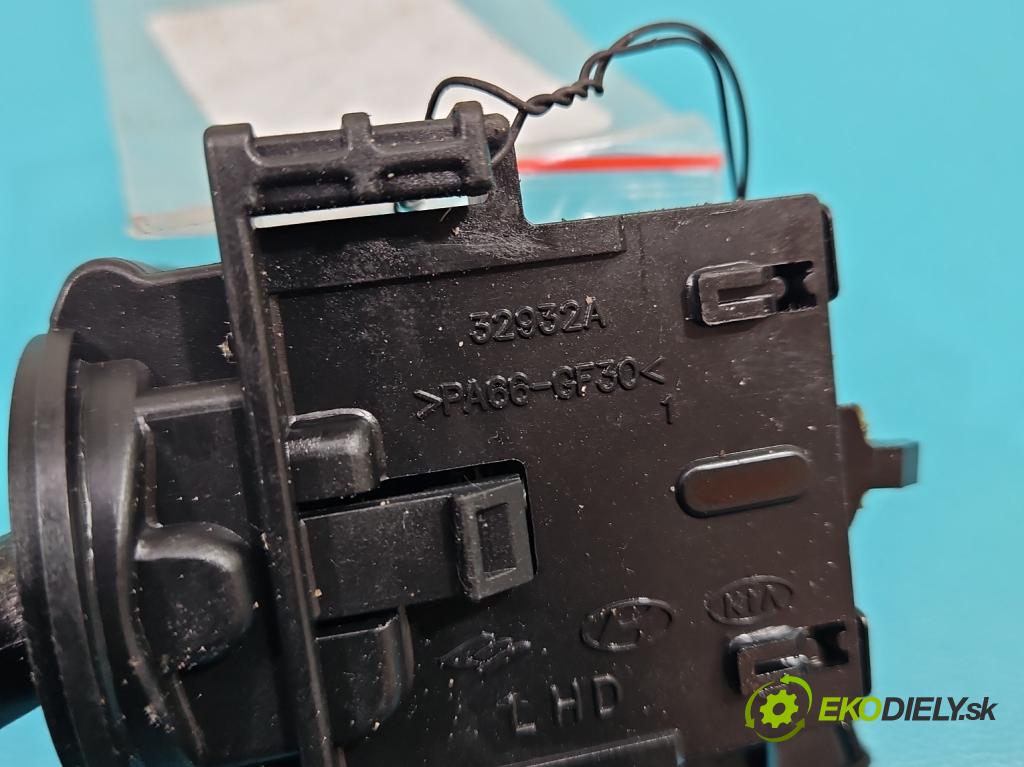 Hyundai Getz 1.1 12V 67KM manual 49 kW 1086 cm3 5- prepínač smeroviek 32932A (Prepínače, spínače, tlačidlá a ovládače kúrenia)