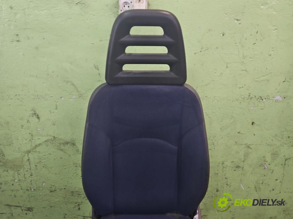 Iveco Daily IV 2006-2014 2.3 HPI 116 HP manual 85 kW 2287 cm3 5- Sedačka ľavý  (Sedačky, sedadlá)