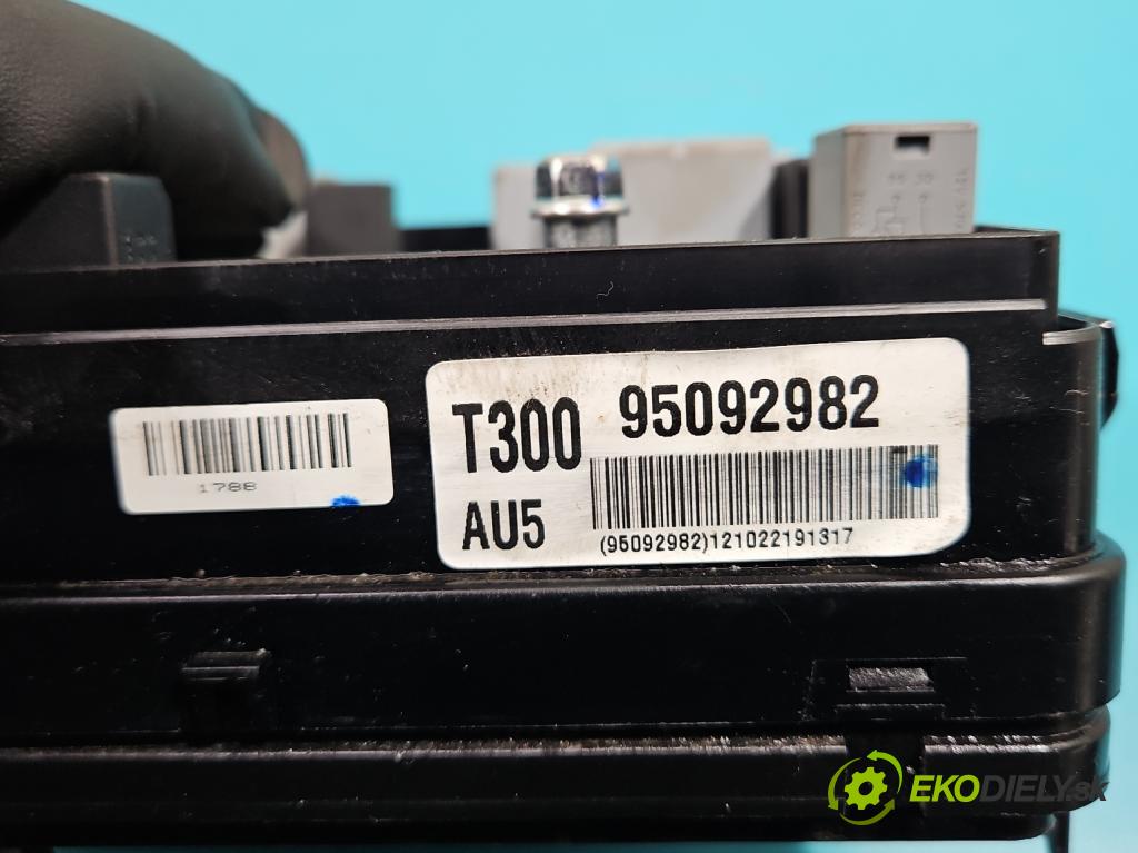 Chevrolet Aveo T300 2011-2014 1.2 16V 69KM manual 51 kW 1229 cm3 5- skříňka pojistková 95092982 (Pojistkové skříňky)