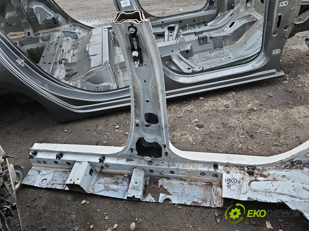 Toyota Corolla E16/E18  2013-2019 1.6 16V 132 hp manual 97 kW 1598 cm3 4- práh pravý  (Ostatní)