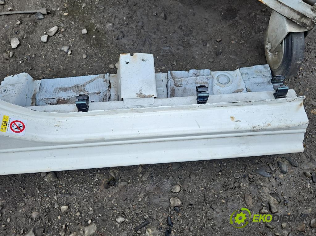 Toyota Corolla E16/E18  2013-2019 1.6 16V 132 hp manual 97 kW 1598 cm3 4- práh pravý  (Ostatní)