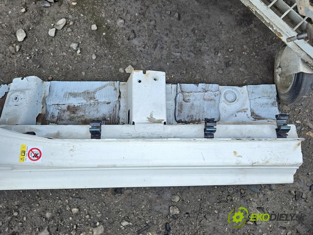 Toyota Corolla E16/E18  2013-2019 1.6 16V 132 hp manual 97 kW 1598 cm3 4- práh pravý  (Ostatní)