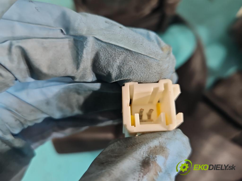 Fiat Tipo II 2015- 1.4 16V 95 HP manual 70 kW 1368 cm3 5- Pohovka: zadné  (Sedačky, sedadlá)