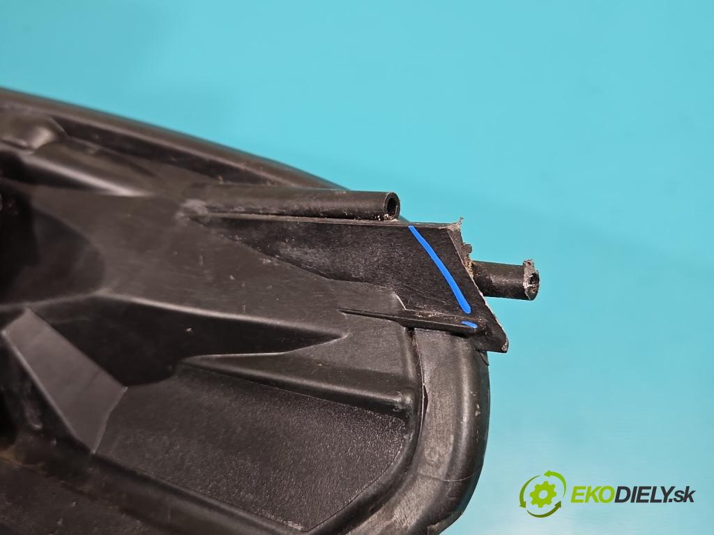 Renault Clio IV 2012-2020 0.9 T 90 HP manual 66 kW 898 cm3 5- Reflektor: pravý 260101766R (Pravé)