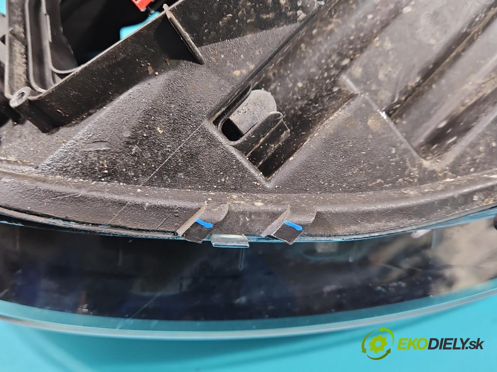 Renault Clio IV 2012-2020 0.9 T 90 HP manual 66 kW 898 cm3 5- Reflektor: pravý 260101766R (Pravé)