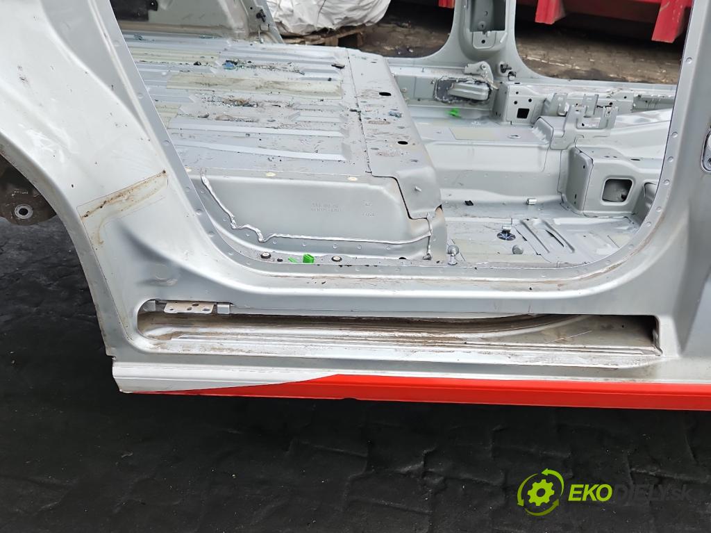 Vw Caddy IV 2020- 2.0 tdi 122 hp manual 90 kW 1968 cm3 5- práh pravý  (Ostatní)