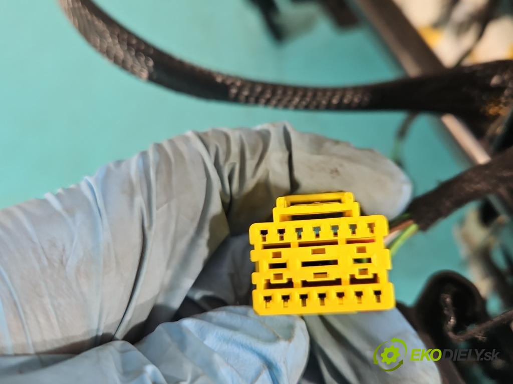 Vw Caddy IV 2020- 2.0 tdi 122 HP manual 90 kW 1968 cm3 5- Sedačka pravý  (Sedačky, sedadlá)