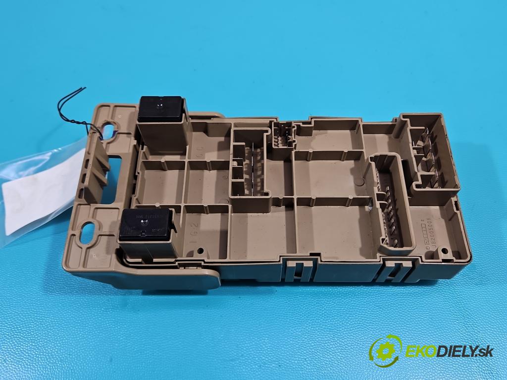 Subaru Tribeca 2005-2014 3.6 V6 automatic 256 kW 3630 cm3 5- skříňka pojistková 82201XA06A (Pojistkové skříňky)