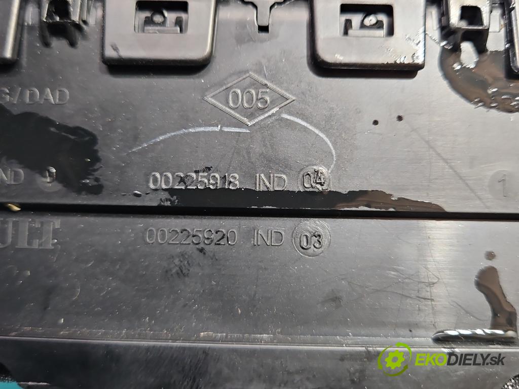 Renault Clio IV 2012-2020 0.9 T 90 HP manual 66 kW 898 cm3 5- Mřížka: kúrenia stredová 687502204R (Mriežky kúrenia (fukáre))