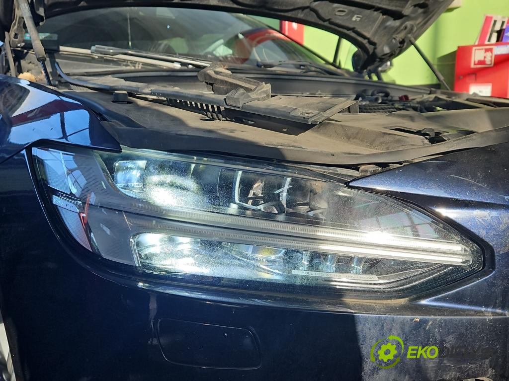 Volvo V90 2016- 2.0 D5 235 HP automatic 173 kW 1969 cm3 5- Reflektor: pravý 31386165 (Pravé)