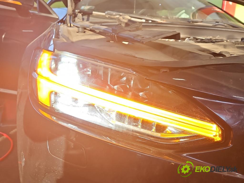 Volvo V90 2016- 2.0 D5 235 HP automatic 173 kW 1969 cm3 5- Reflektor: pravý 31386165 (Pravé)