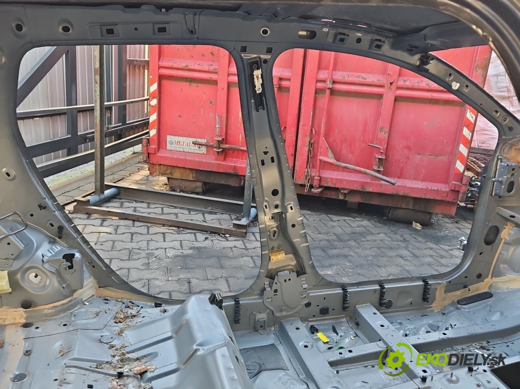 Renault Clio IV 2012-2020 0.9 T 90 hp manual 66 kW 898 cm3 5- práh levý  (Ostatní)