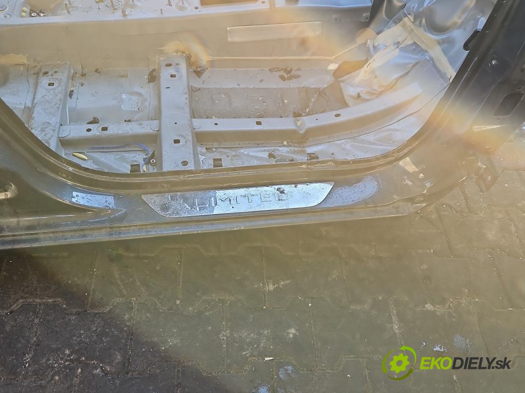 Renault Clio IV 2012-2020 0.9 T 90 hp manual 66 kW 898 cm3 5- práh pravý  (Ostatní)