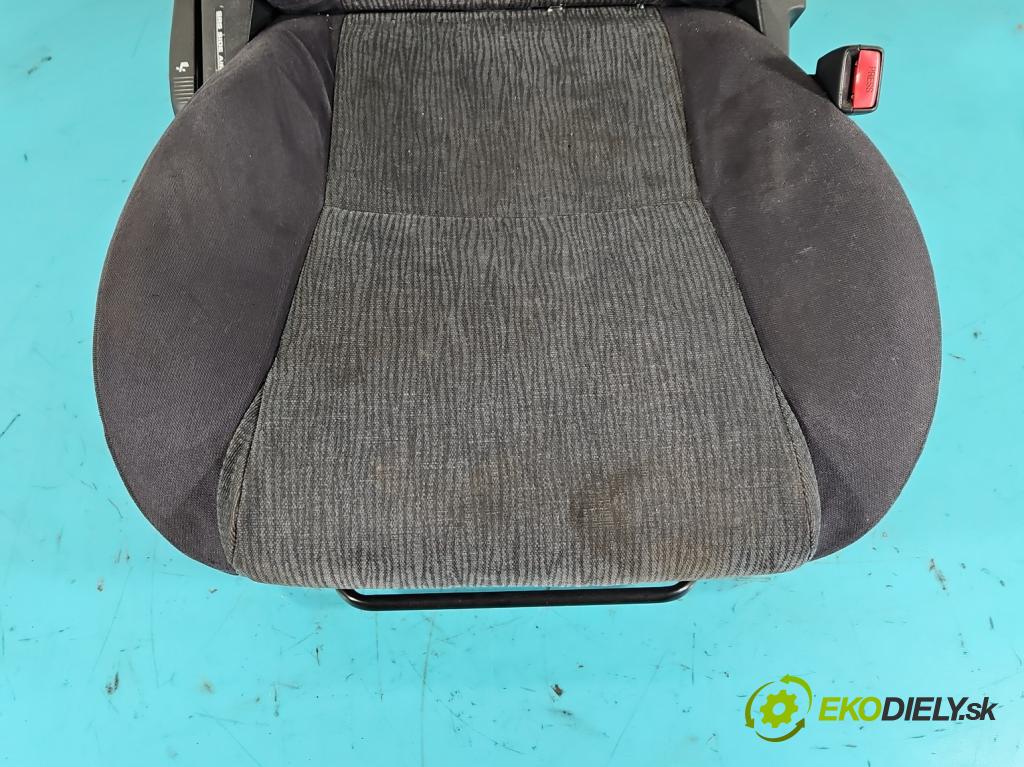 Toyota Corolla E12 2001-2009 2.0 D4D 110 HP manual 81 kW 1995 cm3 3- Sedačka pravý  (Sedačky, sedadlá)