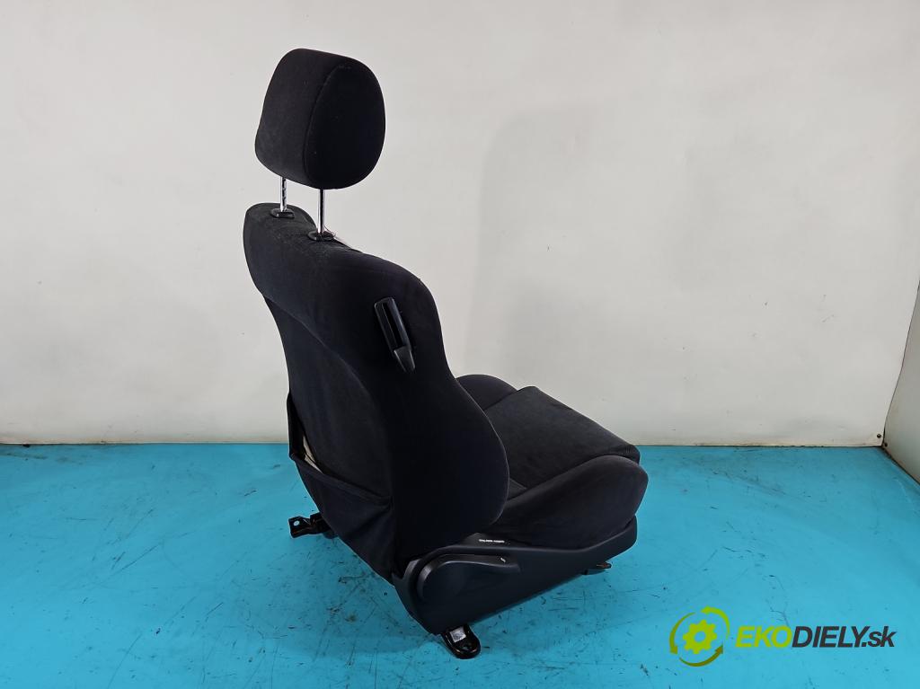 Toyota Corolla E12 2001-2009 2.0 D4D 110 HP manual 81 kW 1995 cm3 3- Sedačka pravý  (Sedačky, sedadlá)