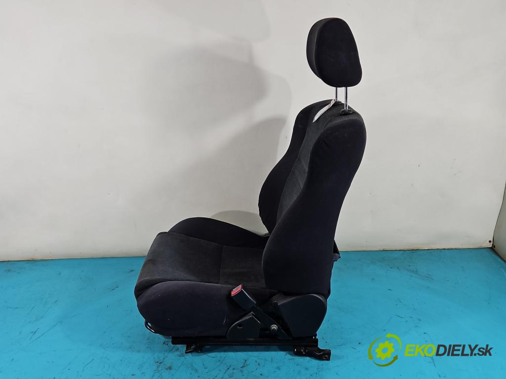 Toyota Corolla E12 2001-2009 2.0 D4D 110 HP manual 81 kW 1995 cm3 3- Sedačka pravý  (Sedačky, sedadlá)