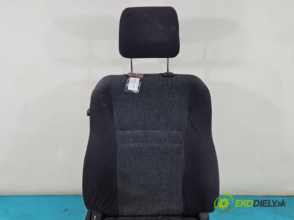 Toyota Corolla E12 2001-2009 2.0 D4D 110 HP manual 81 kW 1995 cm3 3- Sedačka pravý  (Sedačky, sedadlá)